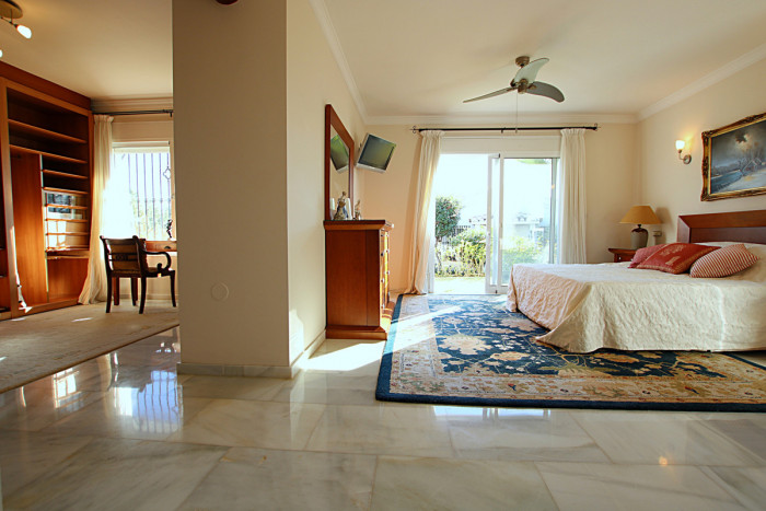 Qlistings House - Villa in El Chaparral, Costa del Sol image 6